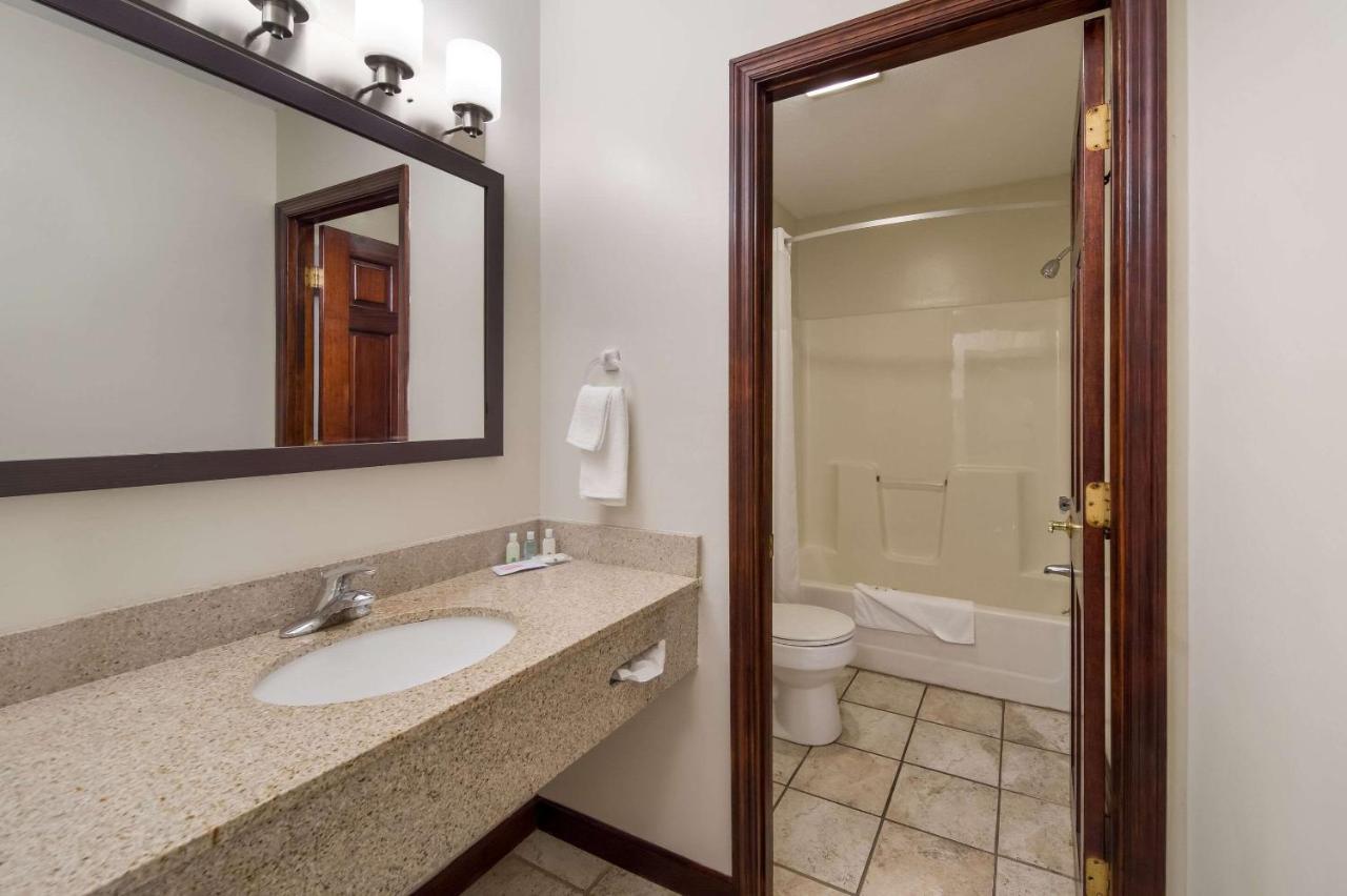 Quality Inn Great Barrington Exterior photo